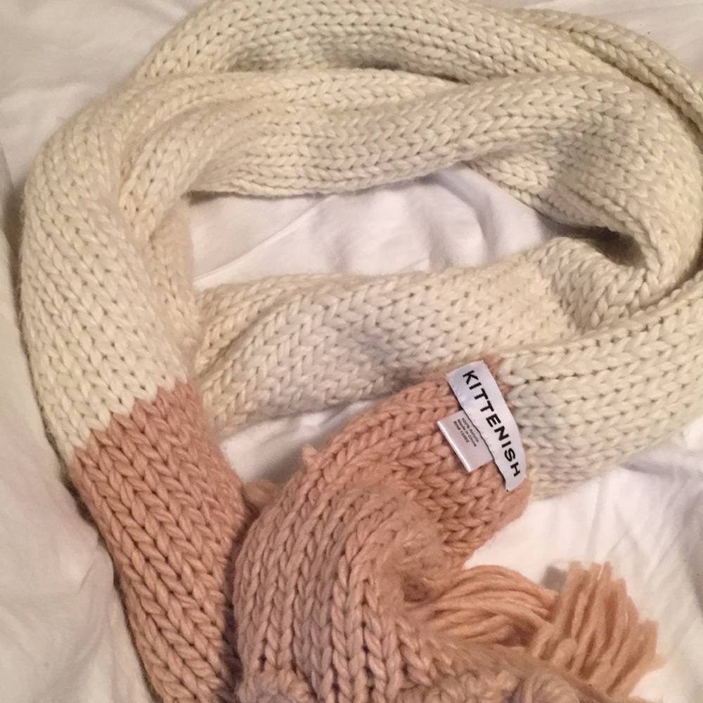 Kittenish scarf